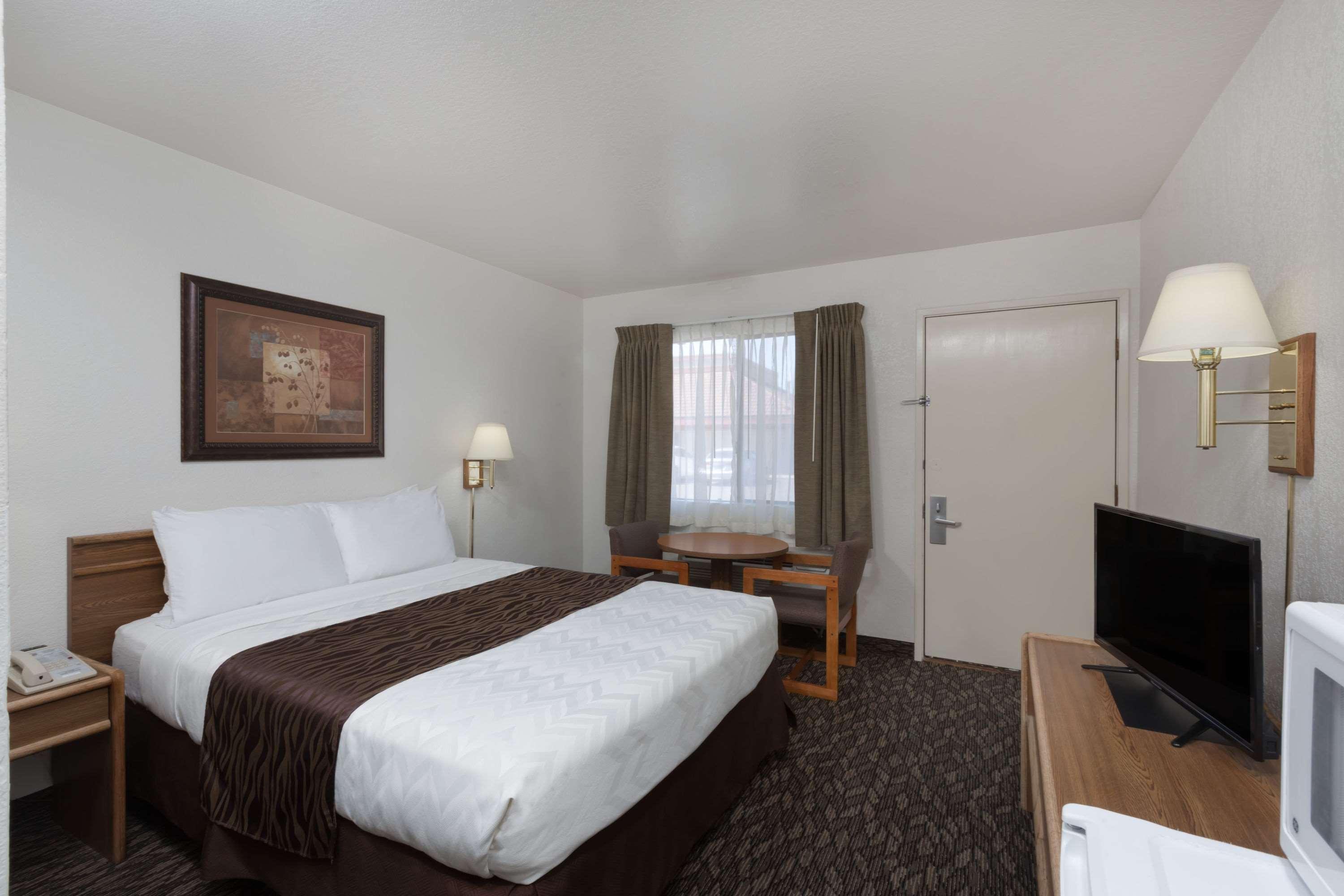 Super 8 By Wyndham Fort Bragg Exterior photo