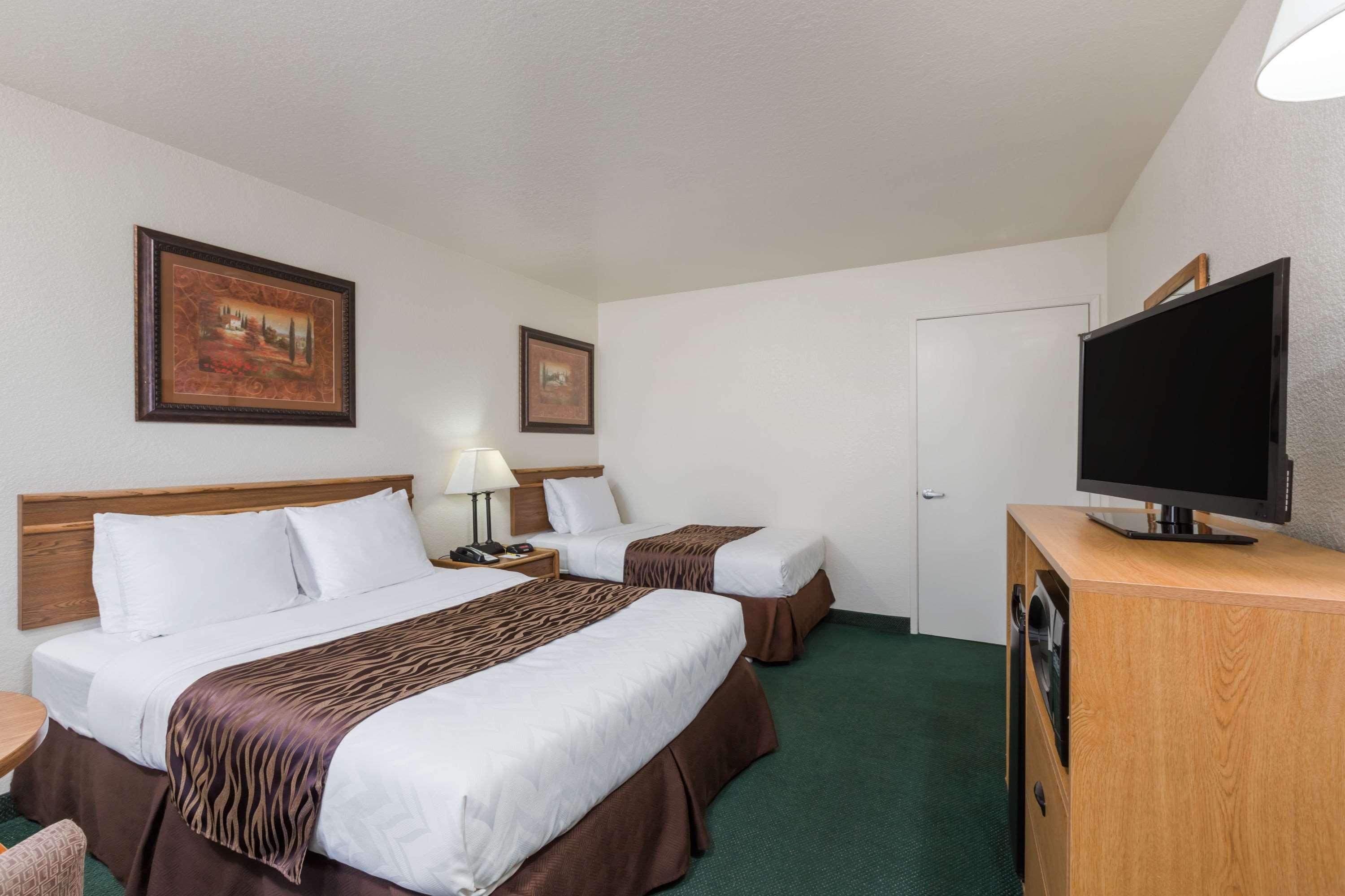 Super 8 By Wyndham Fort Bragg Exterior photo