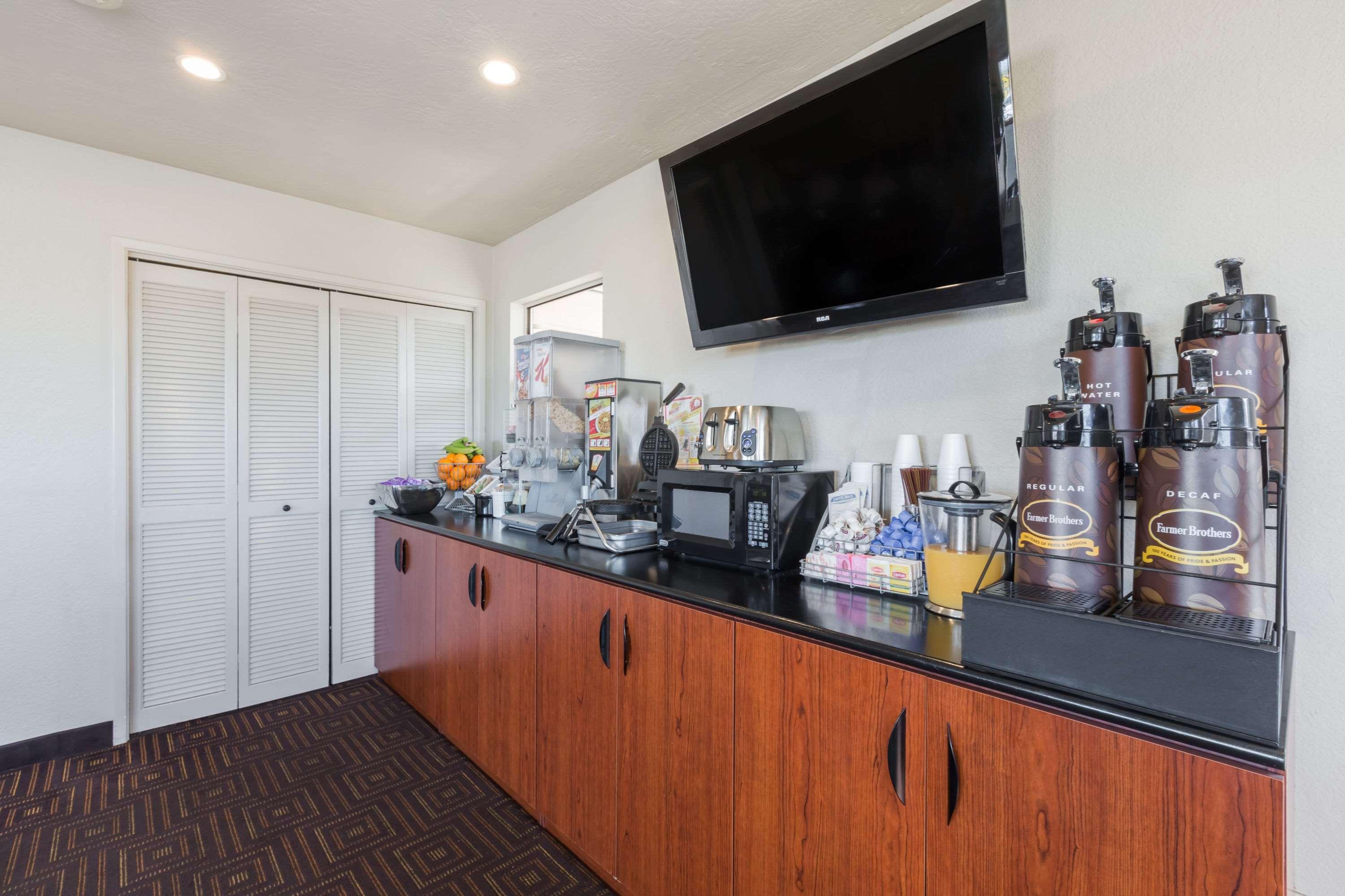 Super 8 By Wyndham Fort Bragg Exterior photo