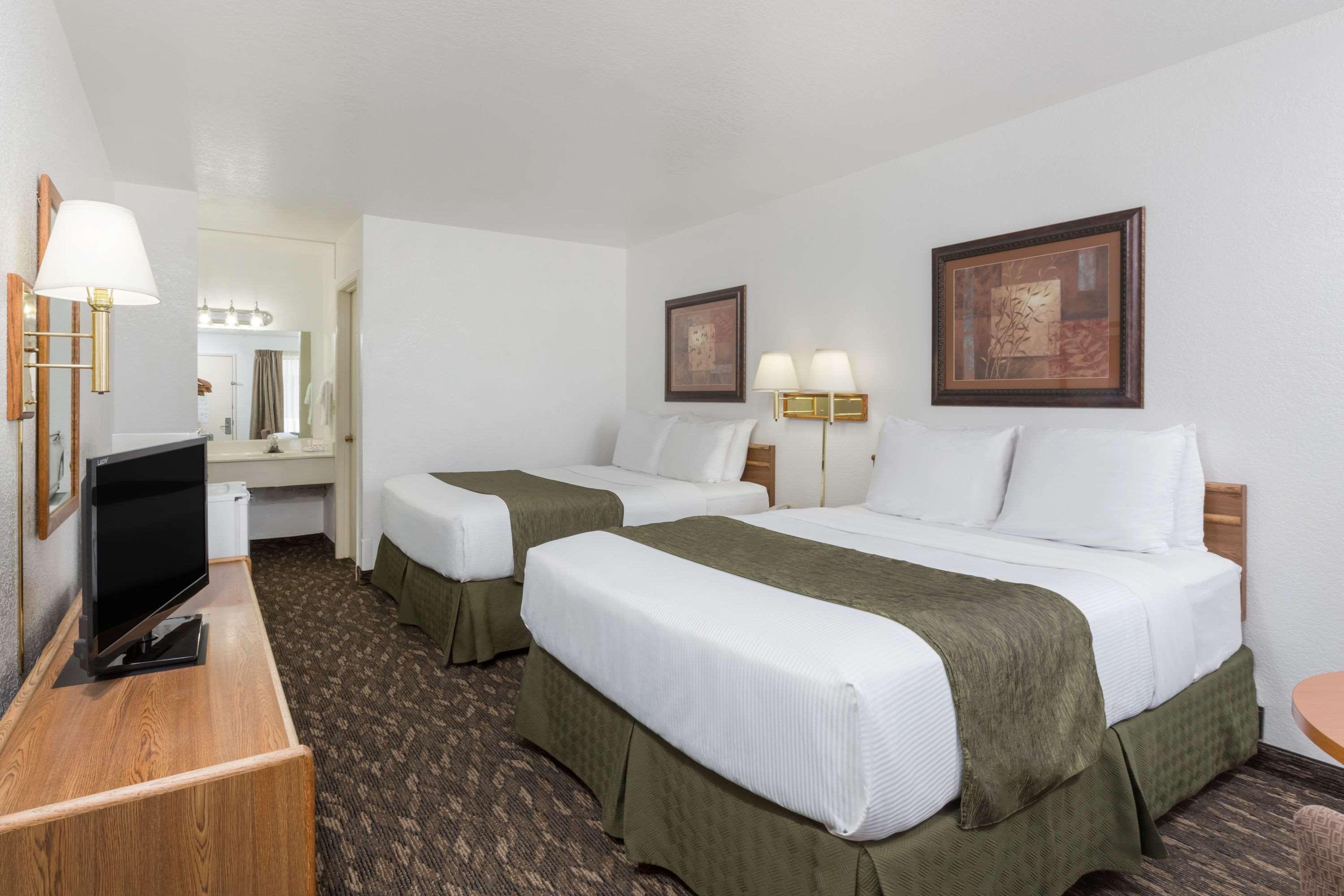 Super 8 By Wyndham Fort Bragg Exterior photo