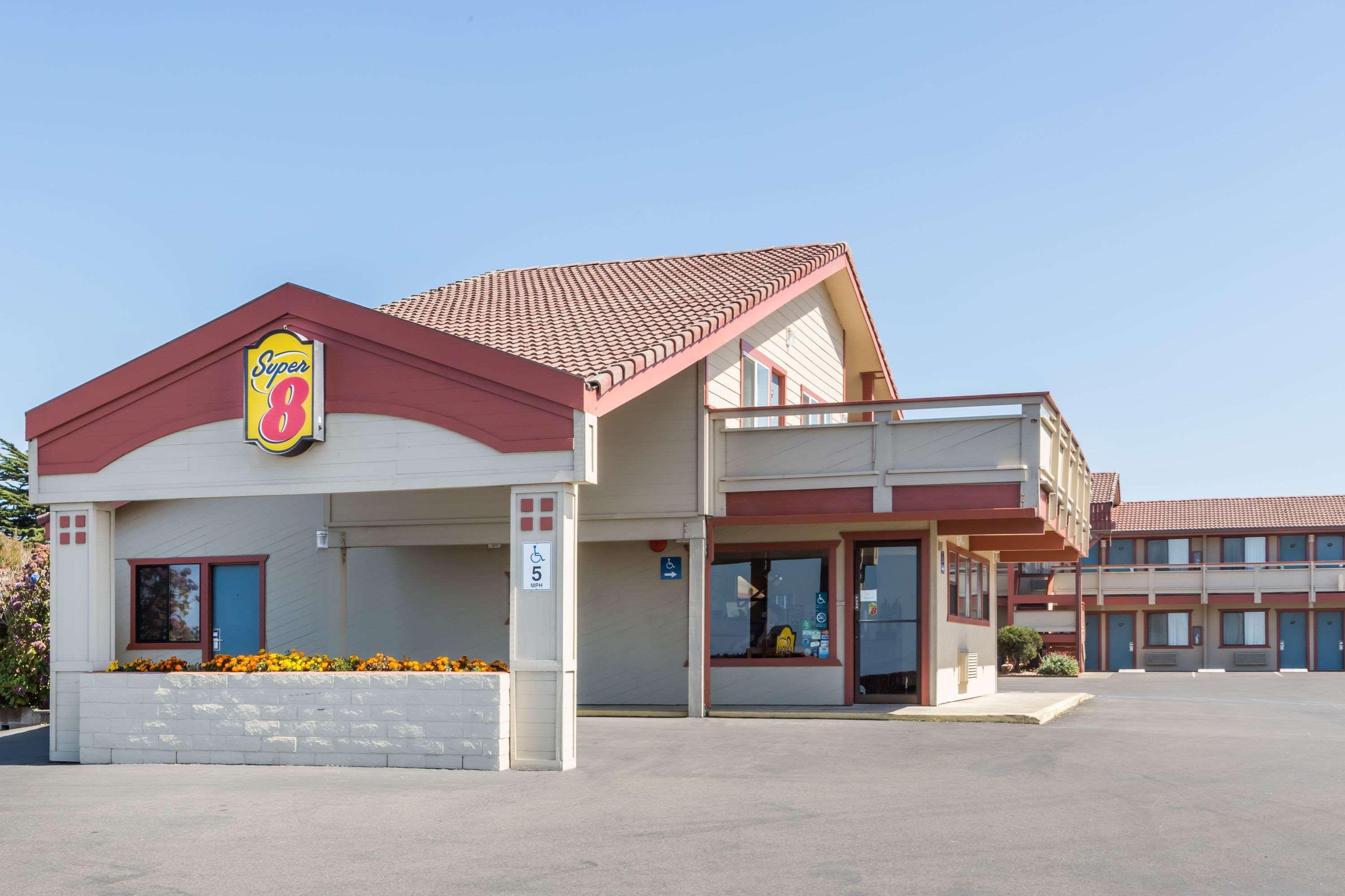 Super 8 By Wyndham Fort Bragg Exterior photo