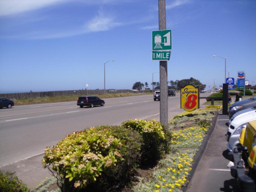 Super 8 By Wyndham Fort Bragg Exterior photo