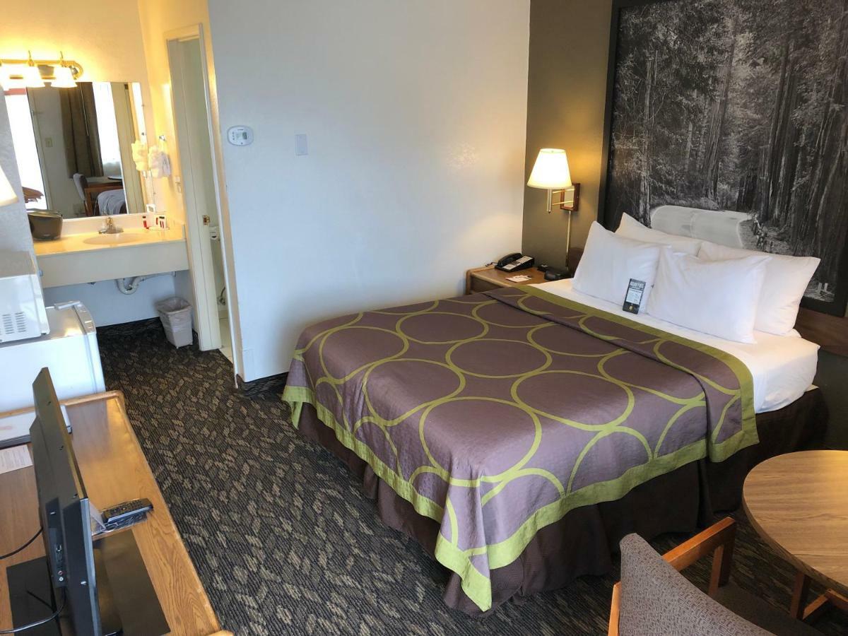 Super 8 By Wyndham Fort Bragg Exterior photo
